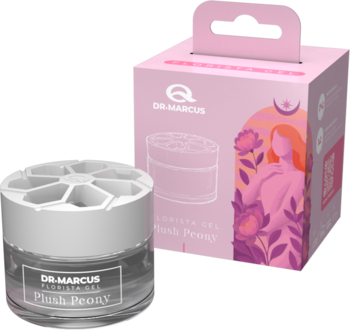 Dr. Marcus Plush Peony odświeżacz powietrza żelowy, 50ml słoiczek z białym wieczkiem i różowe opakowanie kartonowe.