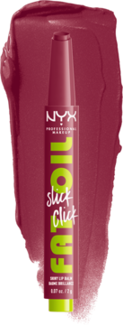 NYX Fat Oil Slick Click balsam do ust In The Drafts, sztyft z wysuniętą pomadką na tle intensywnej smugi koloru.