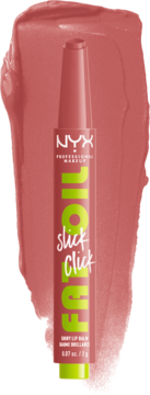NYX Fat Oil Slick Click Caption This, koralowy sztyft balsamu do ust z zielonymi napisami, na tle koloru szminki.