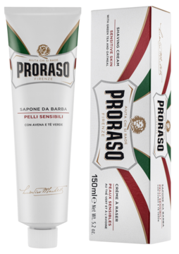 Krem do golenia Proraso Sensitive Skin w białej tubie i pudełku z zielono-czerwonymi detalami, widok z przodu.