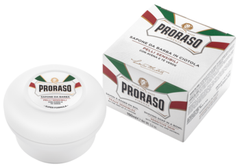 Mydło do golenia Proraso Sensitive Skin, z zieloną herbatą i owsem, w białym tyglu i pudełku, pod kątem.