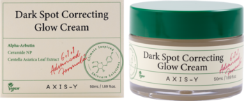 Axis-Y Dark Spot Correcting Glow Cream: beżowe pudełko i słoik z zieloną zakrętką, redukujący przebarwienia, kątowy widok.