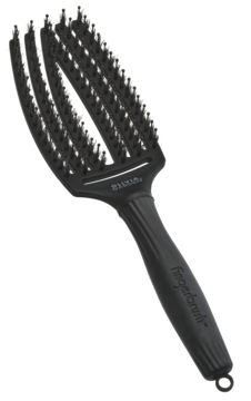 Czarna szczotka Olivia Garden Fingerbrush, ergonomiczny kształt dłoni. Widok z góry pod kątem, wyraźne włosie.