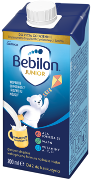Bebilon JUNIOR, gotowa formuła mleczna w niebieskim kartonie 200 ml, z misiem, widok z przodu pod kątem.