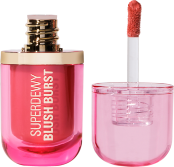 Róż w płynie Revolution Superdewy Blush Burst Strawberry Milkshake. Różowa butelka i aplikator z koralowym blusherem, widok z przodu.