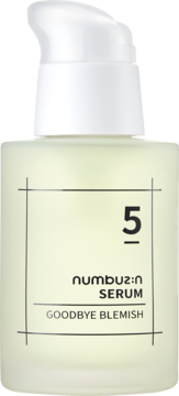 Numbuz:n No.5 Goodbye Blemish Serum, zielona szklana butelka z białą pompką, widok z przodu.
