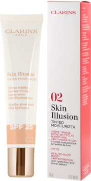 Clarins Skin Illusion Tinted Moisturizer SPF 25, biała tubka ze złotą nakrętką i białe pudełko. 24h nawilżenie.