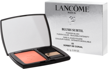 Lancôme Blush Subtil róż w odcieniu Sorbet de Corail, otwarty czarny kompakt z lustrem i pędzlem, obok srebrne opakowanie.