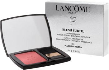 Róż Lancôme Blush Subtil 201 Blushing Tresor w otwartym czarnym kompakcie z lusterkiem i pędzelkiem, obok pudełka.