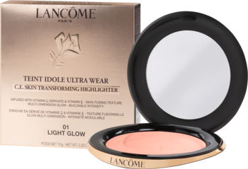 Rozświetlacz Lancôme Teint Idole Ultra Wear 01 Light Glow w otwartym, okrągłym kompakcie, obok złote pudełko.