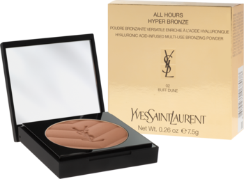 Bronzer YSL All Hours Hyper Bronze Buff Dune w otwartym czarnym kompakcie z lusterkiem, obok złote pudełko.