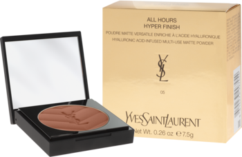 Matujący puder YSL All Hours Hyper Finish w beżowym odcieniu, w otwartym czarnym kompakcie i złotym pudełku.