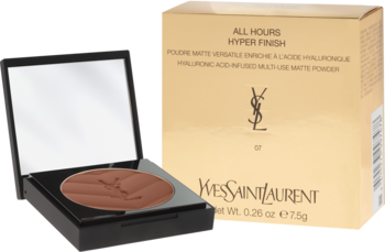 Puder YSL All Hours Hyper Finish w otwartym czarnym kompakcie z brązowym pudrem matującym obok złotego pudełka.