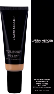 Laura Mercier Tinted Moisturizer Blurred Matte SPF 30: czarna tubka z beżowym dołem i czarne pudełko, przód widoczny.