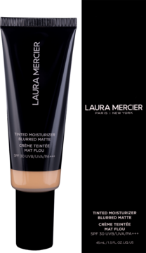 Laura Mercier Tinted Moisturizer Blurred Matte 1W Blonde w beżowej tubce obok czarnego pudełka, widok z przodu, SPF 30.