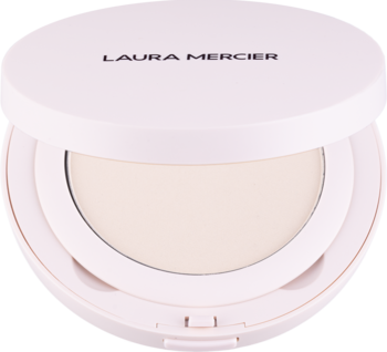 Otwarty kompakt Laura Mercier Ultra-Blur, jasnoróżowe opakowanie z transparentnym pudrem w kamieniu, widok z góry.