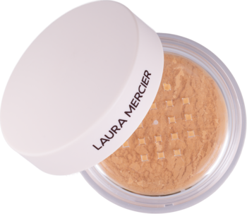 Otwarty Laura Mercier Translucent Loose Powder Ultra-Blur, przezroczysty słoik z beżowym pudrem i białą nakrętką. Widok z góry.