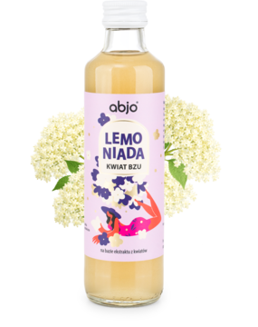 Abjo lemoniada kwiat bzu w szklanej butelce z purpurową etykietą, jasny napój, biała zakrętka, tło z kwiatami bzu.