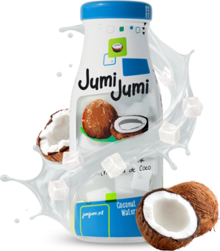 Napój kokosowy Jumi Jumi w białej butelce z niebieską nakrętką, z Nata de Coco, otoczony kokosami i wodą.