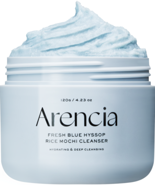Biały słoik Arencia Fresh Blue Hyssop Rice Mochi Cleanser, otwarty, z widocznym puszystym niebieskim musem.