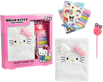 Hello Kitty pluszowy pamiętnik w różowym zestawie z akcesoriami: długopis, naklejki, spinki. Widok złożony z pudełka i produktów.