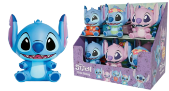 Widok niebieskiej figurki Stitch z funkcją squishy oraz fioletowego displaya z kolekcją figurek Stitch i Angel.