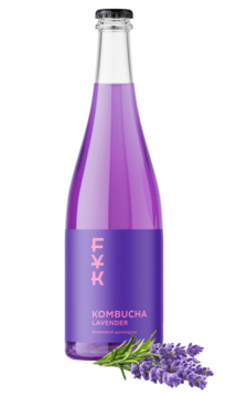 Forever Young Kombucha Lavender w fioletowej butelce, stojąca z lawendą i rozmarynem, widok z przodu.