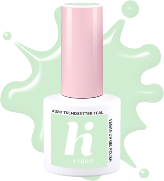Lakier hybrydowy #380 Trendsetter Teal w białej butelce z różową nakrętką i miętowo-turkusową etykietą, na tle koloru.