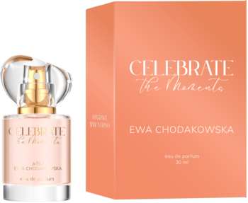 Woda perfumowana Ewa Chodakowska Celebrate The Moments, różowa butelka ze złotym atomizerem, przed brzoskwiniowym pudełkiem.