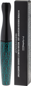 Mascara MAC In Extreme Dimension Waterproof Lash w czarnej tubie z turkusowym wzorem logo, obok czarnego pudełka.