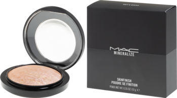 MAC Mineralize Skinfinish - rozświetlający puder w otwartym, czarnym kompakcie, obok czarne pudełko z logo.