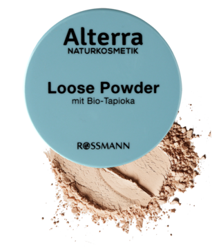 Alterra Loose Powder z Bio-Tapioką, matujący puder sypki w jasno-niebieskim wieczku, obok rozsypany beżowy puder.
