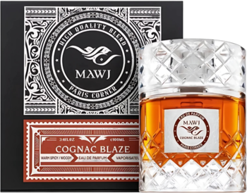 Mawj Cognac Blaze 100ml, bursztynowy flakon perfum unisex i czarne ozdobne pudełko, widok pod kątem.