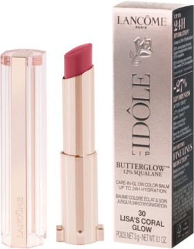 Otwarta pomadka Lancôme Idôle Butterglow Squalane-12 Lisa's Coral Glow obok opakowania.