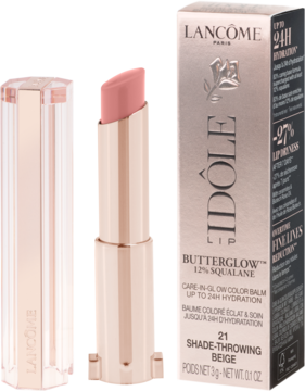 Lancôme Idôle Squalane-12 Butterglow, pomadka w odcieniu Shade-Throwing Beige, obok różowego pudełka.