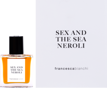 Perfumy Francesca Bianchi Sex And The Sea Neroli: bursztynowy flakon z etykietą, obok białe opakowanie z napisem.