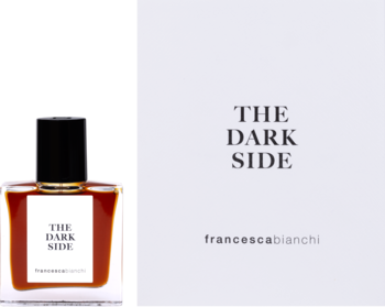Ekstrakt perfum Francesca Bianchi The Dark Side. Bursztynowa butelka, biała etykieta i pudełko. Widok z przodu.