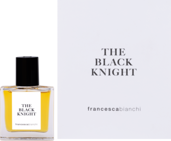 Perfumy Francesca Bianchi The Black Knight: żółta butelka z czarnym korkiem, białe opakowanie z napisem. Widok z przodu.