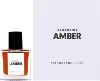 Perfumy Francesca Bianchi Byzantine Amber, bursztynowy flakon z czarną nakrętką i białe pudełko, widok z przodu.