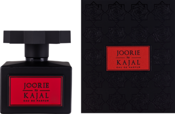 Kajal Joorie Eau de Parfum: czarna butelka z fasetowaną nakrętką, obok eleganckie pudełko z czerwoną etykietą.