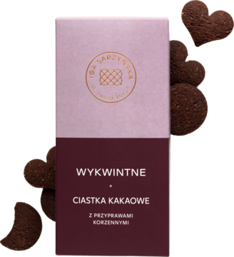 Ciastka kakaowe serca z przyprawami korzennymi, obok różowo-bordowego opakowania IBA SARZYŃSKA.