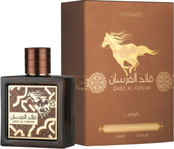 Perfumy Qaed Al Fursan Untamed Lattafa: brązowa butelka z metalicznym korkiem, pudełko ze złotym koniem i napisem.