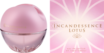 Różowa, kulista butelka perfum Incandessence Lotus i jasnoróżowa etykieta z kwiatem lotosu.