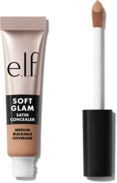 Beżowy korektor e.l.f. SOFT GLAM SATIN w tubce i wyjętym aplikatorem, widocznym na jasnoróżowym tle.