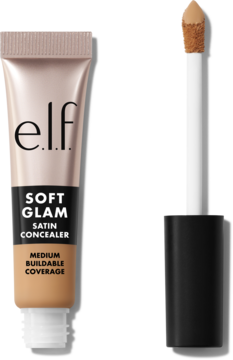 e.l.f. Soft Glam Satin Concealer w tubce nude z aplikatorem. Średni odcień, widok z przodu, z końcówką pokrytą produktem.