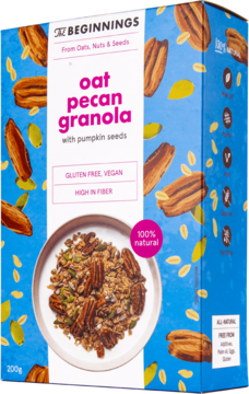 Granola owsiana The Beginnings z pekanami i pestkami dyni, niebieskie pudełko, widok z przodu pod kątem.