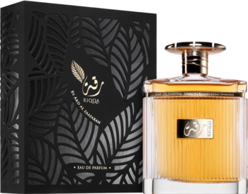 Woda perfumowana Ard Al Zaafaran Riqqa, złota ryflowana butelka obok czarnego pudełka z motywem liści, z przodu.