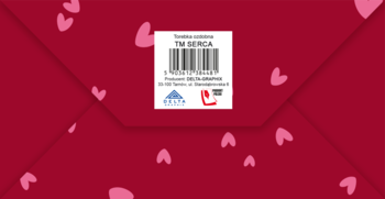 Czerwona torebka prezentowa z różowymi sercami, z tyłu etykieta 'Te SERCA' i kod kreskowy, idealna na walentynki.