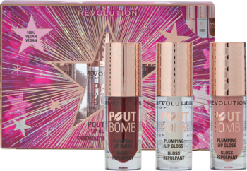 Zestaw 3 błyszczyków Revolution Pout Bomb, różowo-złote pudełko ze gwiazdą i trzy tubki: przezroczysta, jagodowa, nude.
