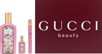 Zestaw perfum Gucci Flora Gorgeous Gardenia: dwie różowe butelki z kwiatowym wzorem, obok logo Gucci Beauty.